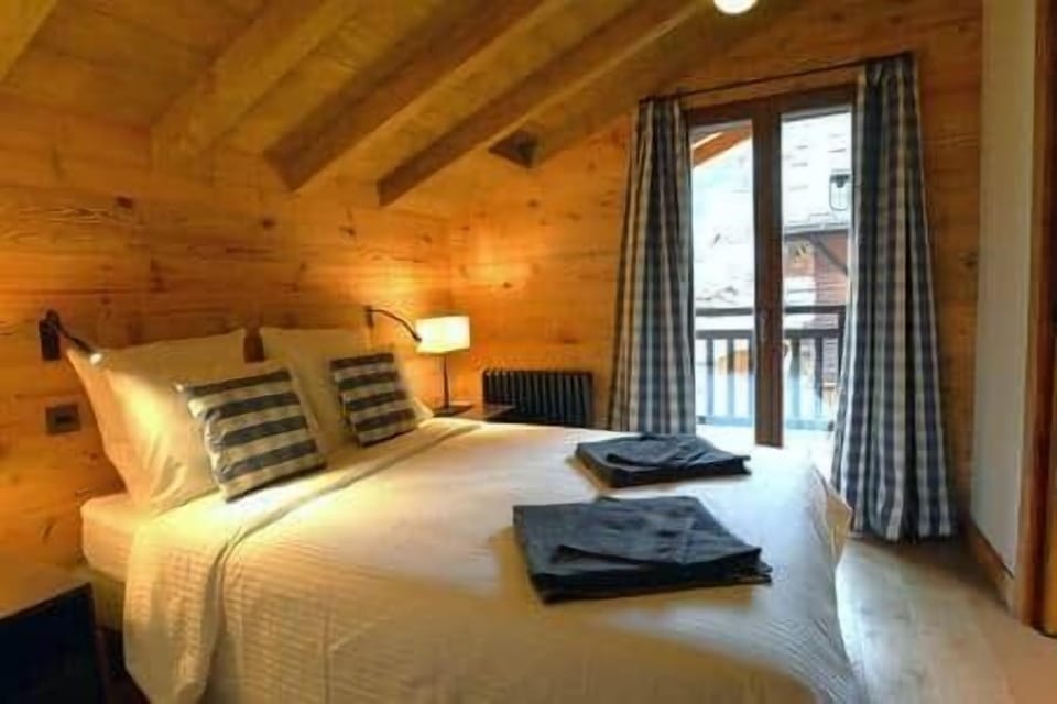 Top double bedroom with ensuite shower