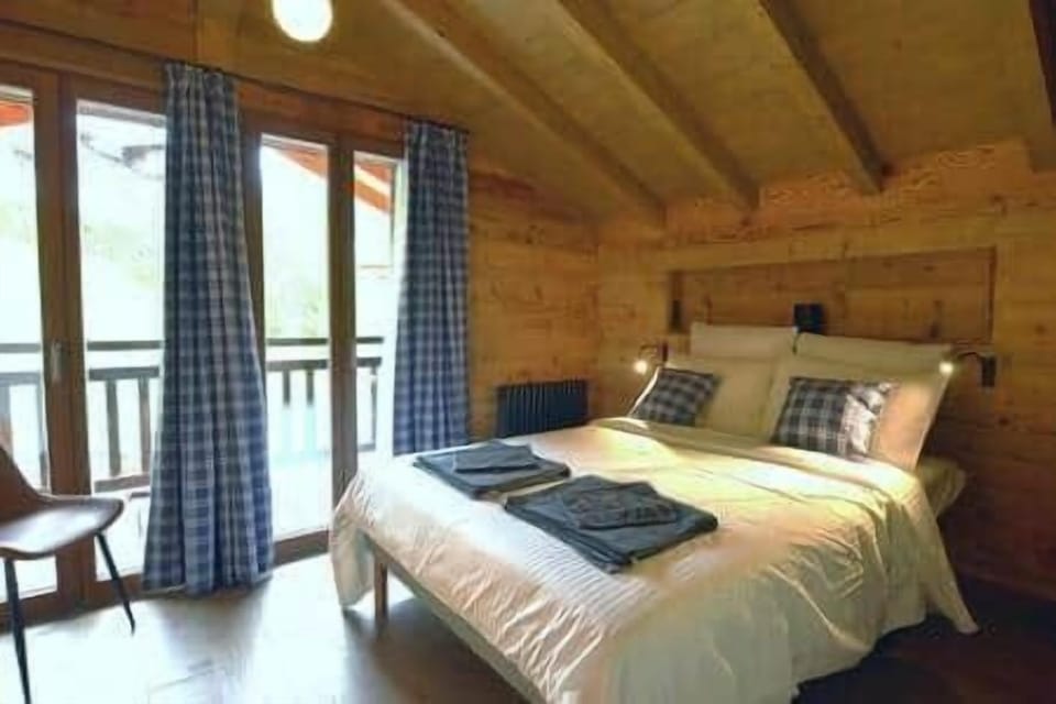 Top double bedroom with front outlook and ensuite bathroom
