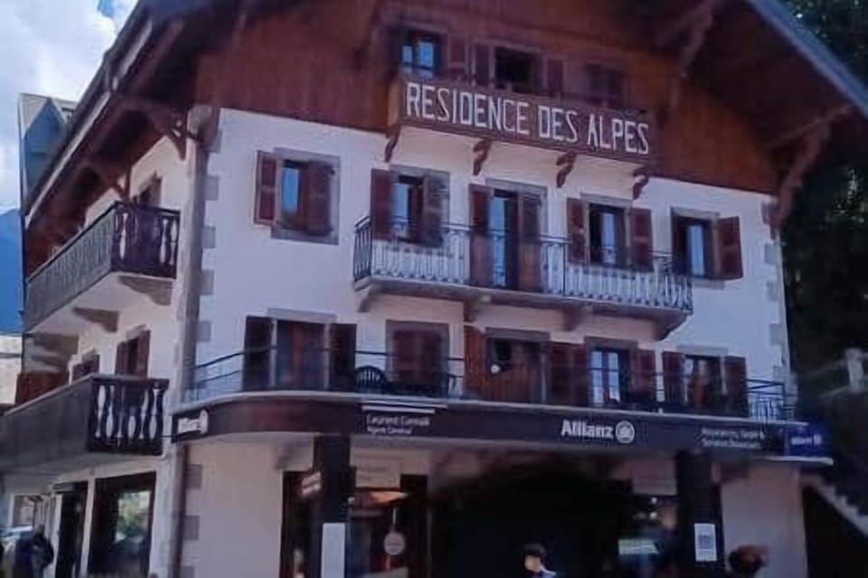 Apartment D is on the two floors above Allianz, to the left  (it has 3 balconies)