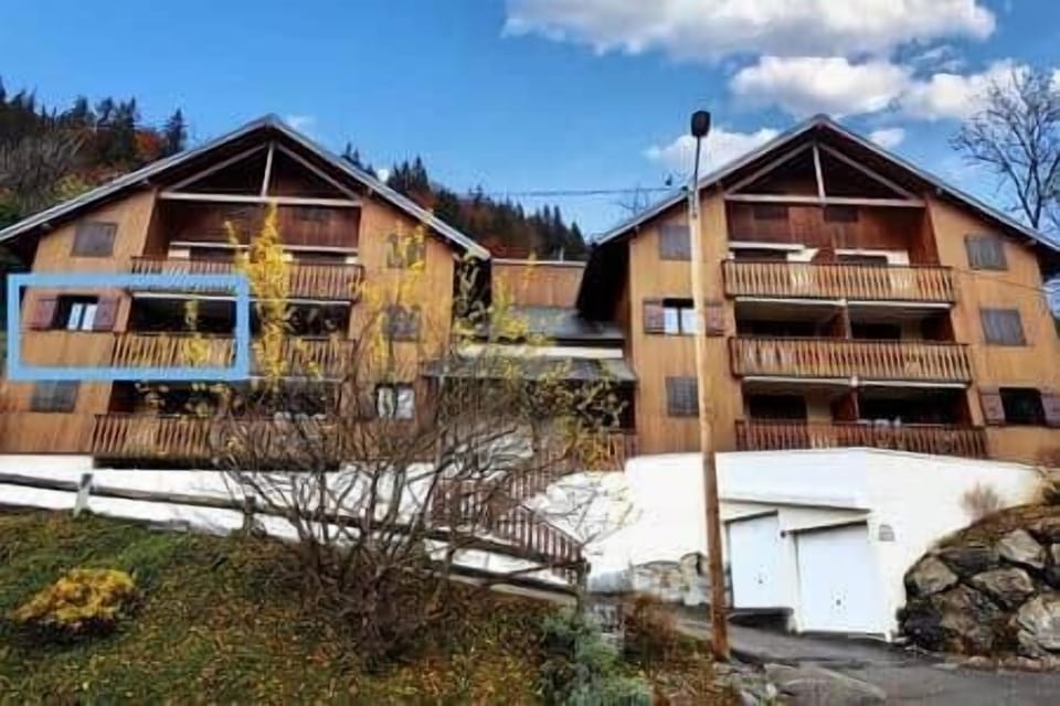 Front of building (apartment marked in blue)