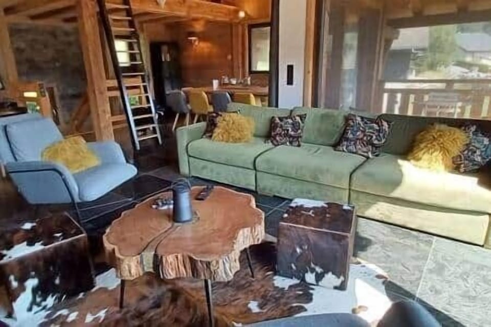 The relaxing lounge are with log fireplace 