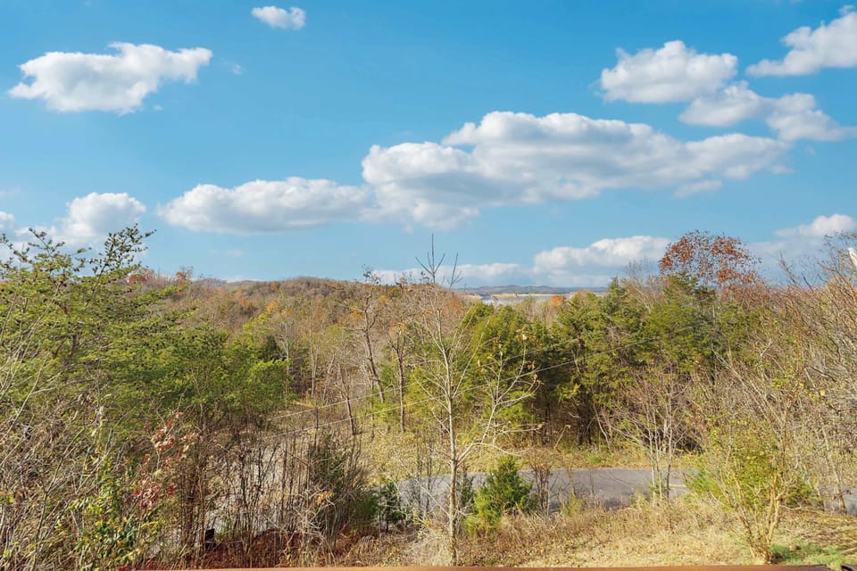 Breathtaking mountain views await you from this serene retreat in Tennessee!