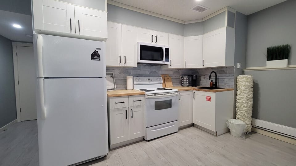 Full Kitchen and many amenities!