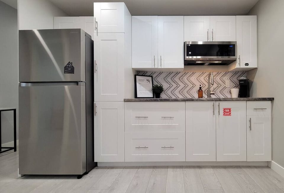 Kitchenette with Coffee machine, fridge and microwave and more!