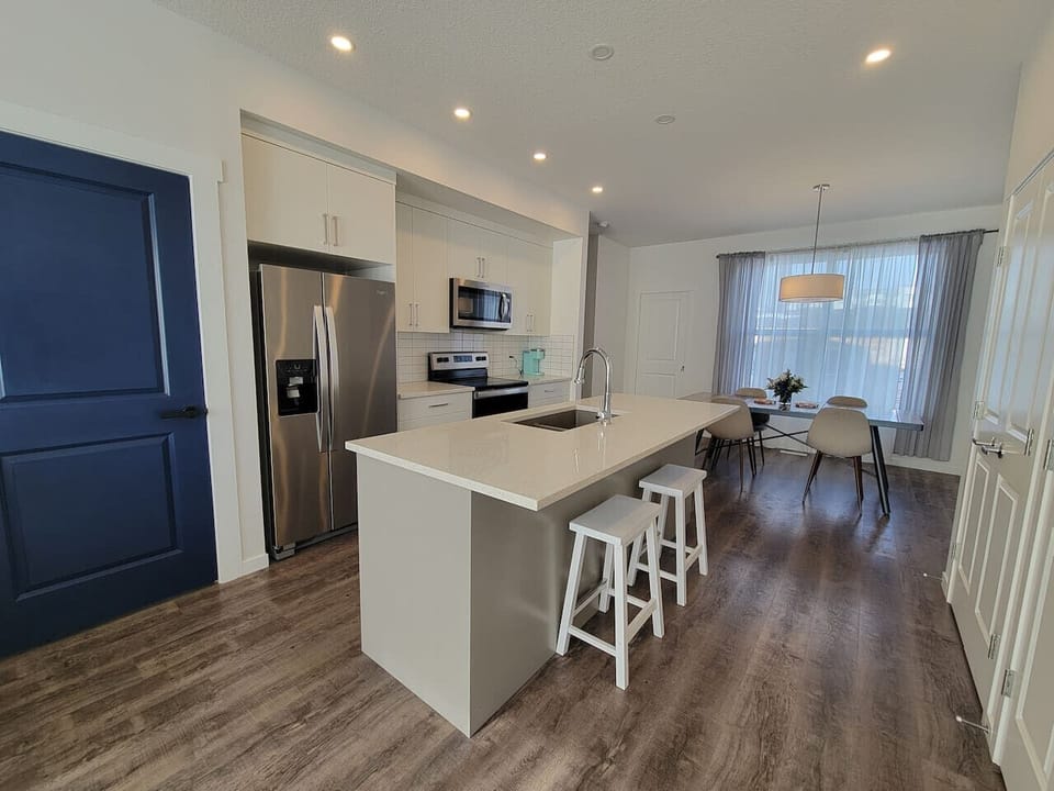 Full Kitchen and Dining Area