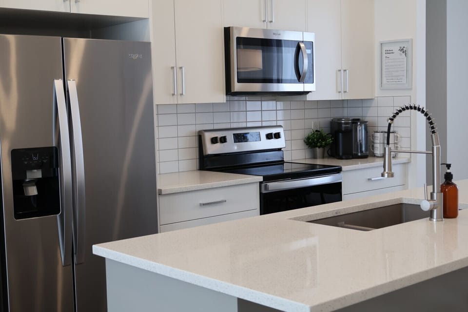 Full Kitchen - Fridge/Freezer, Stove/Oven, Mircowave and Dishwasher