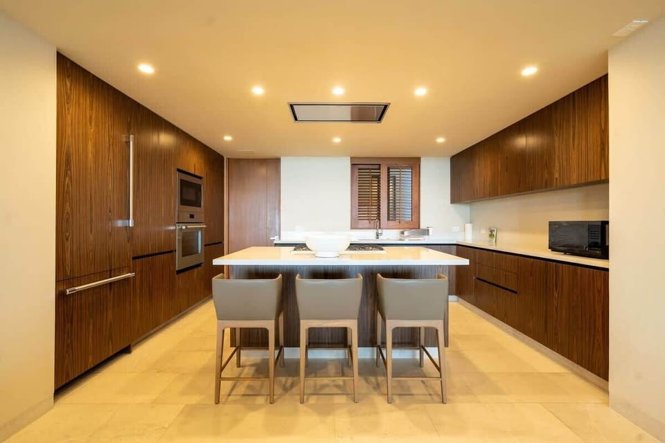 Isla de cocina y cocina bien equipada