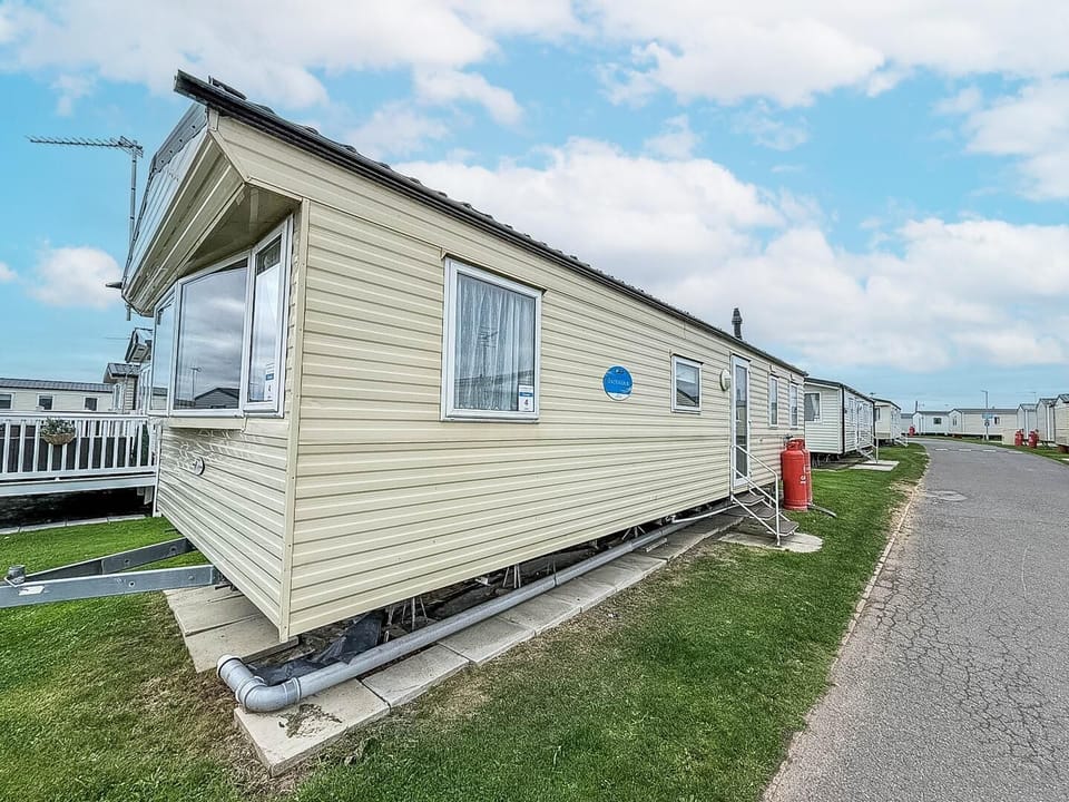 Enjoy spending time together as a family in this modern caravan on California Cliffs, located in Scratby the beach is mintues away