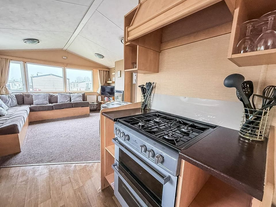 The full kitchen is the perfect place to prepare delicious meals or sort a pinic to take out to the beach on a day out.
