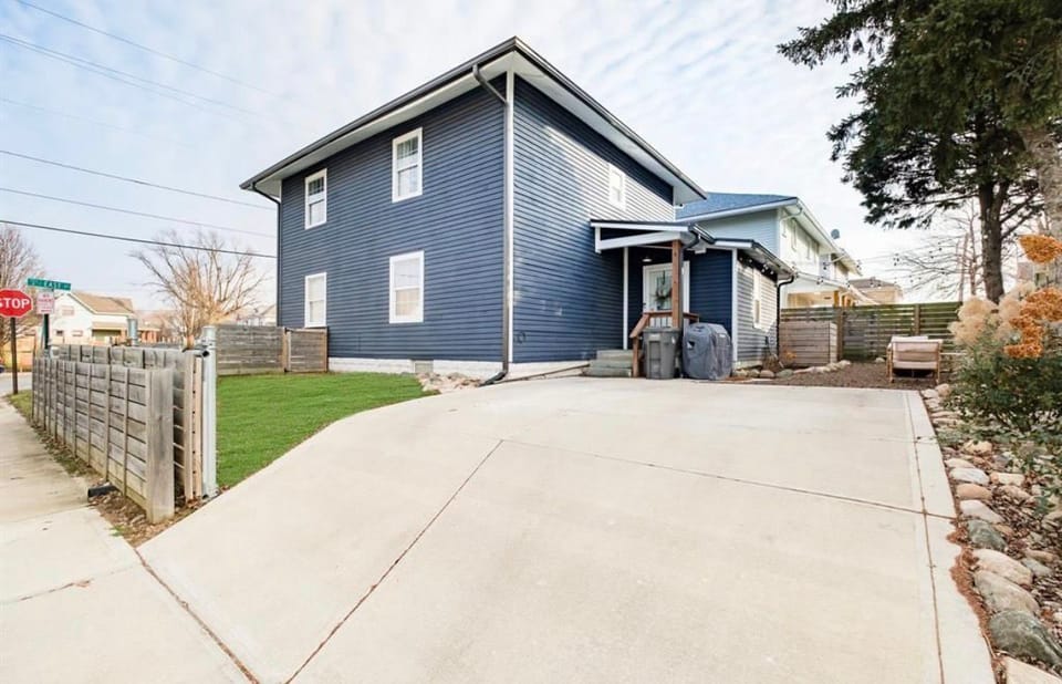 Charming and convenient Indy retreat with a private backyard to unwind.
