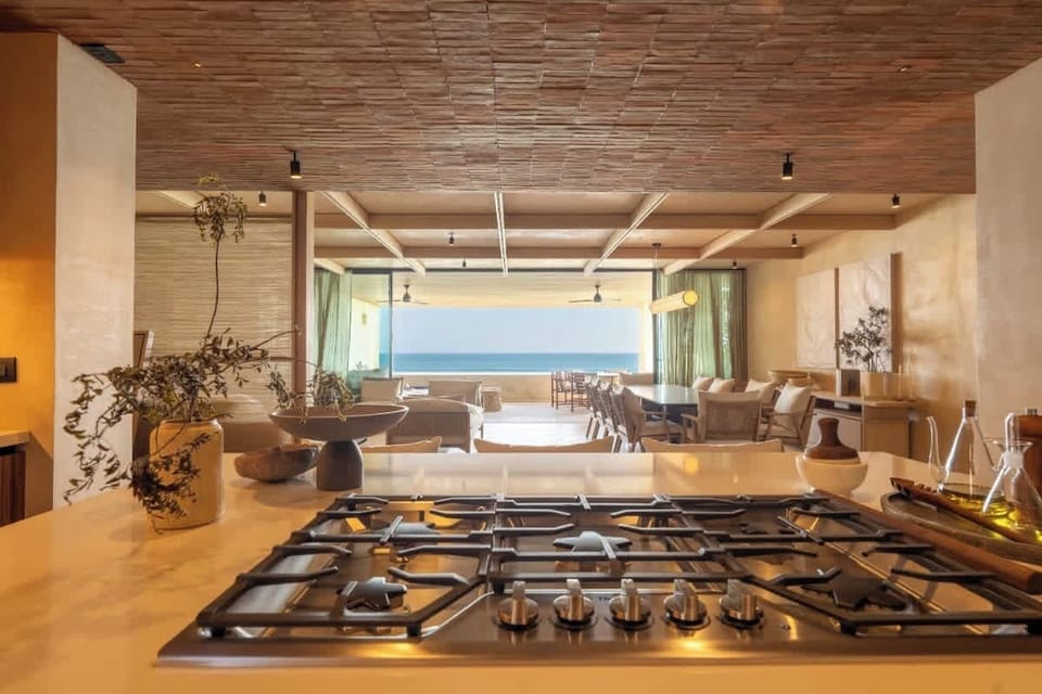 Cocina completa con placa de gas y desayunador 