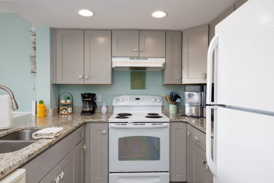 Fully equipped kitchen with everything you need for easy vacation cooking