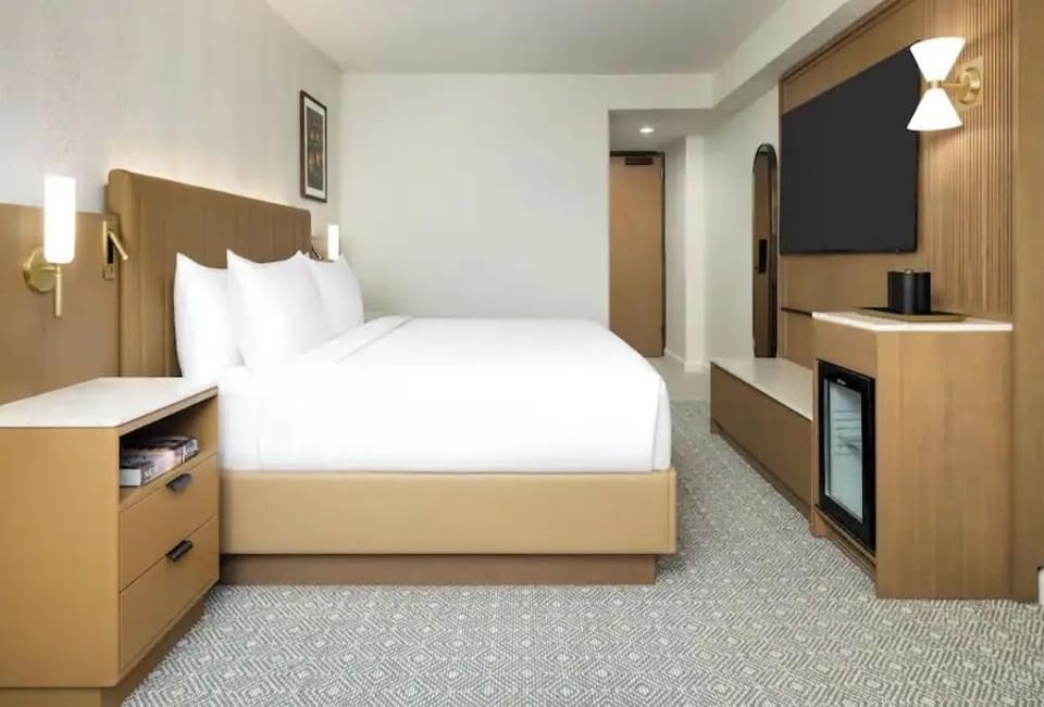 Unit with 1 King size bed. Interior and views may vary based on location and availability.
