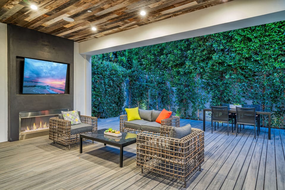 Private backyard, heated pool & jacuzzi, lounge, absolute privacy.