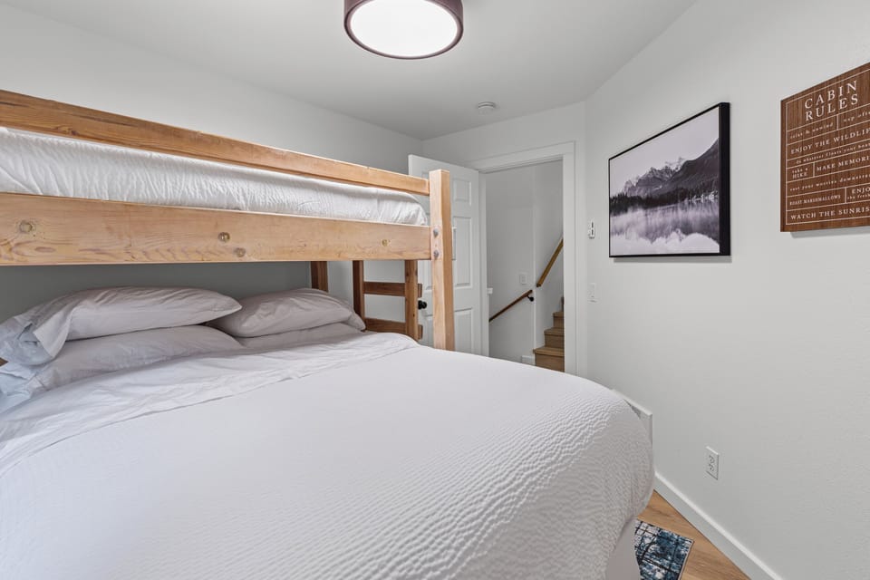 Hawks Nest Bedroom 4 Twin Over Queen Bunkbed
