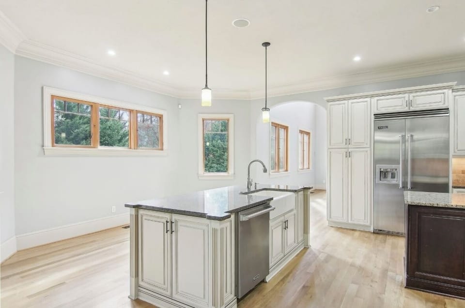 Kitchen island, breakfast area