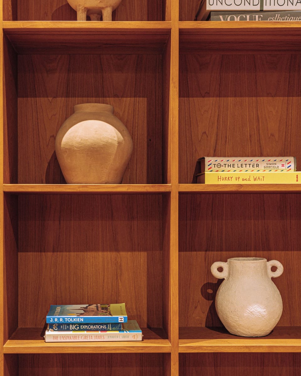 A peaceful sanctuary designed for book lovers and quiet moments - villa satu 