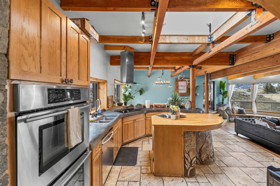 Woodsy theme kitchen with oven by clean cabinetry for simple, efficient meals.