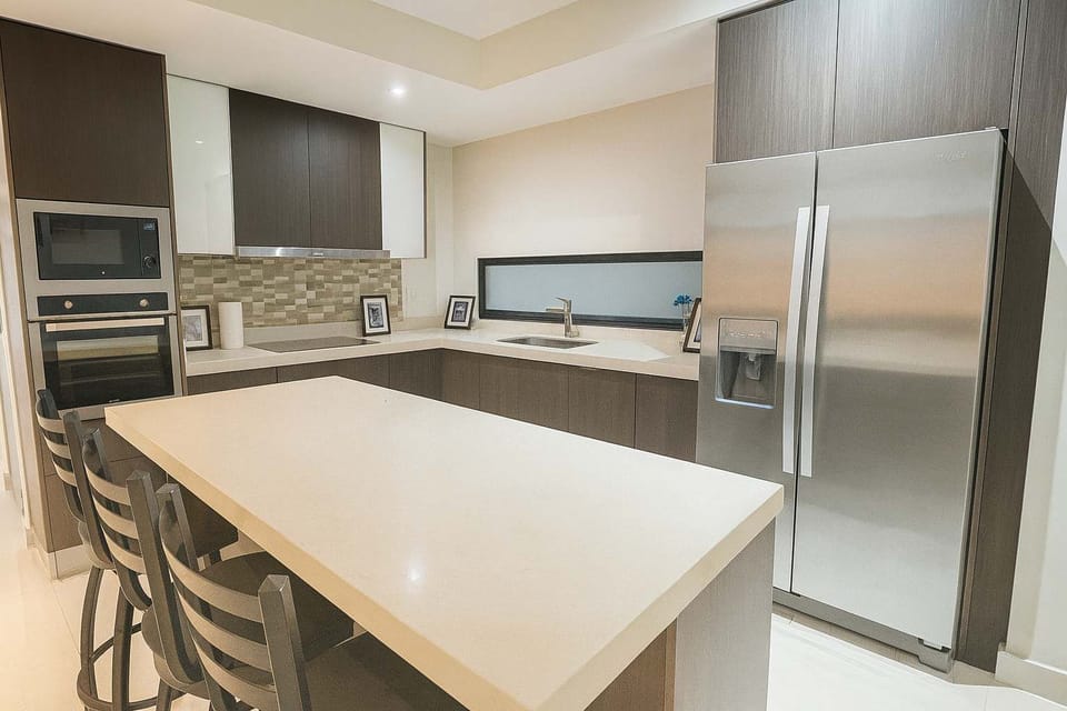 Cocina completa con lavavajillas y refrigerador doble
