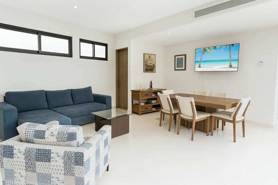 Sala luminosa con sofá cama, Smart TV y comedor para 6