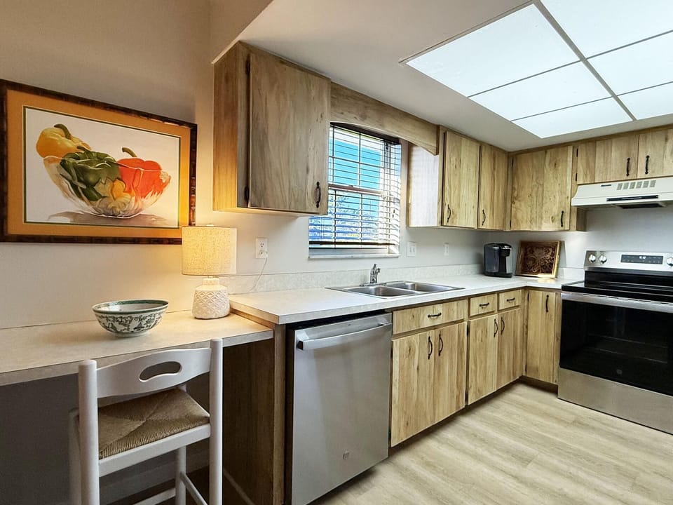 2BR Palm Manor – Pool, Tennis & Clubhouse (6158)