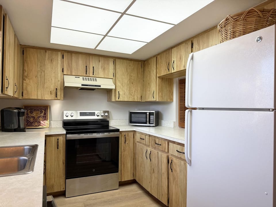 2BR Palm Manor – Pool, Tennis & Clubhouse (6159)
