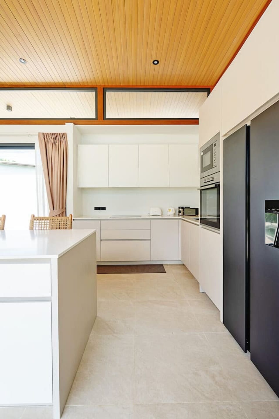 Fully-equipped modern kitchen - Premium appliances and ample counter space for home cooking