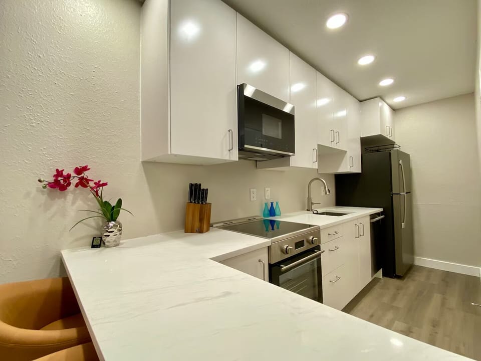 Full size stocked kitchen with quartz counter top