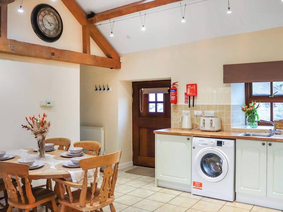 Kitchen/diner | Beudy Newydd - Llwynpenddu Isaf Holidays, Llanllechid, near Bangor