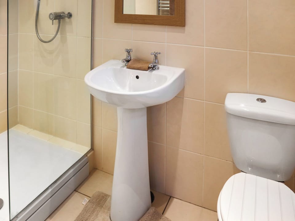 Bathroom | Beudy Newydd - Llwynpenddu Isaf Holidays, Llanllechid, near Bangor