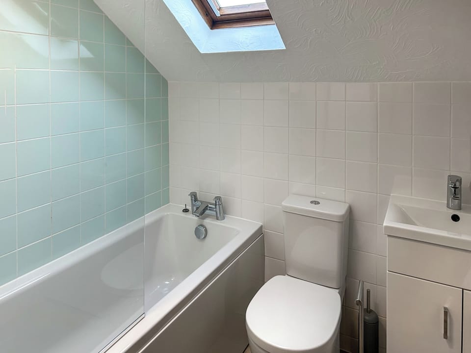 Bathroom | 4 Porth Cottages, Porth Newquay