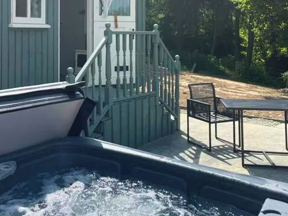 Jacuzzi | Bryn Gwyn - Welsh Border Glamping, Shrewsbury