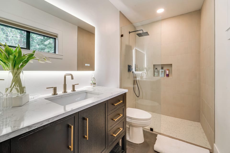 Full Bathroom | 2nd Floor | Complimentary Toiletries
