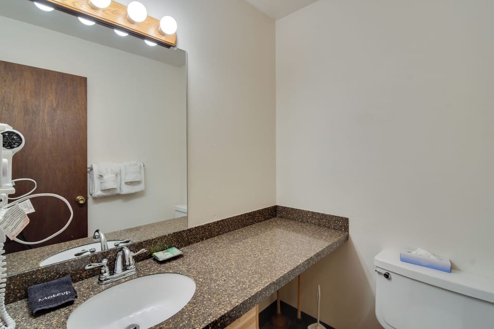 Full Bathroom | 2nd Floor | Towels Provided
