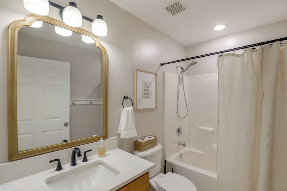 Full Bathroom | Main Level | Complimentary Toiletries
