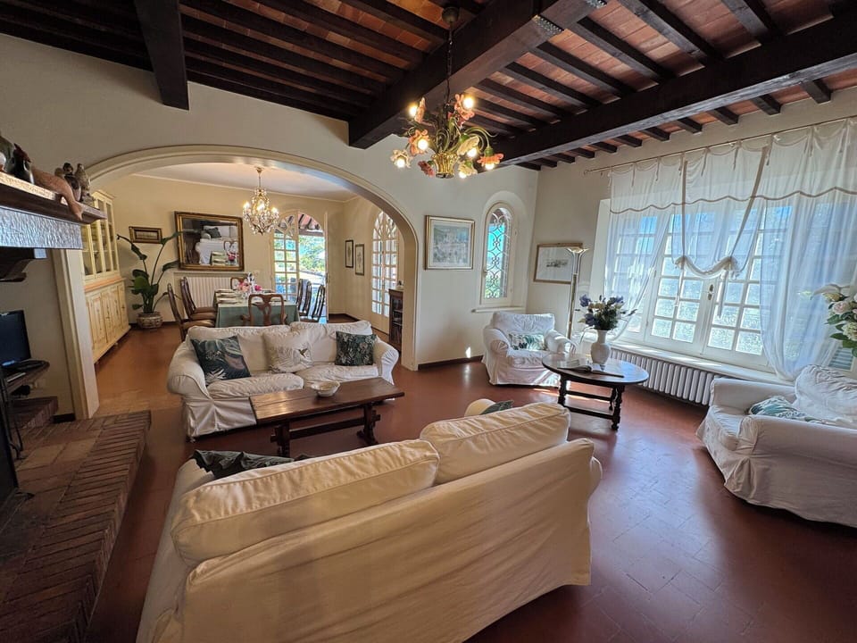 Furniture, Interior Design, Couch, Flooring, Ceiling, Wood, Floor, Living Room, Table, Room
