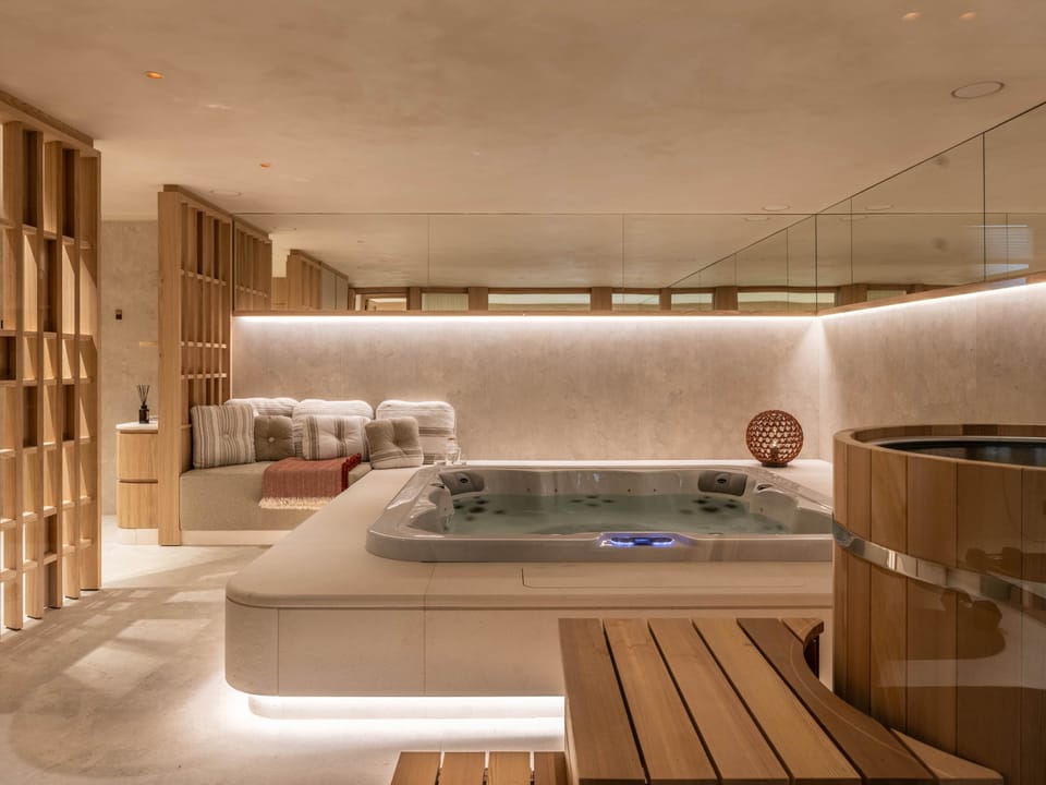 Indoor hot tub and cold water plunge tank