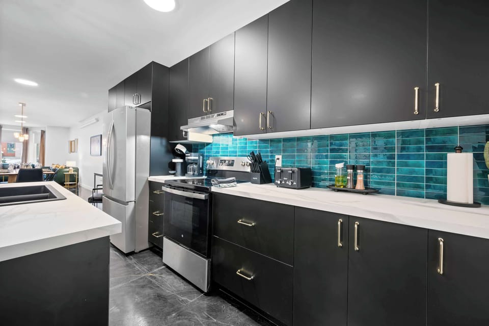 Cuisine contemporaine avec des touches vibrantes — parfaite pour les invités qui aiment cuisiner.