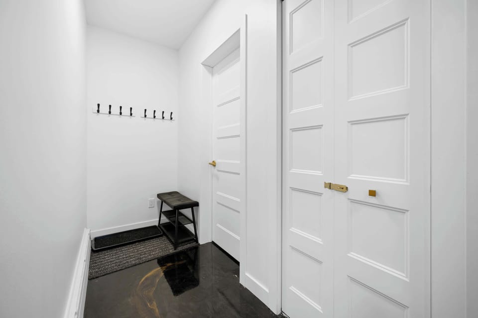 Des rangements pensés pour un séjour sans souci. Un espace dédié pour vos manteaux et chaussures dès votre arrivée.