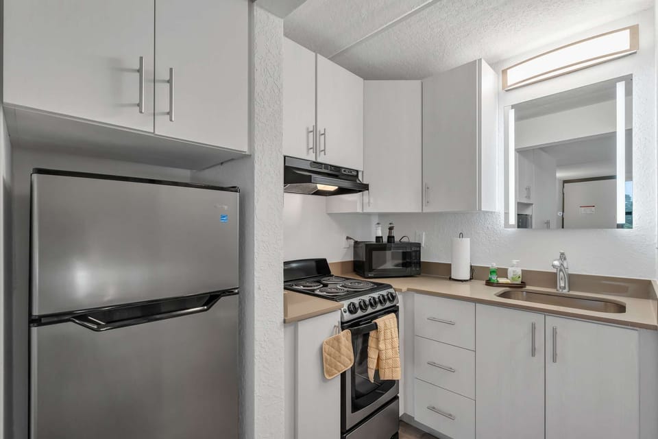 Yellow paint (no panel) - Kitchen area