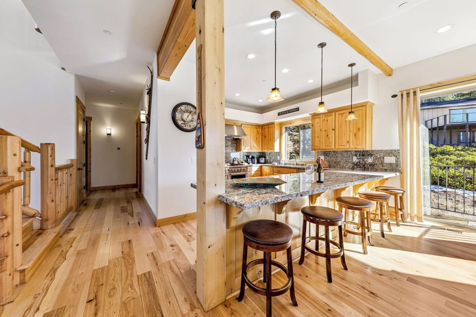 5 Seats at the kitchen bar make for easy breakfast meals on the go