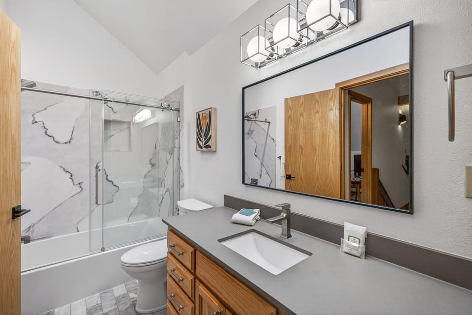 Sunriver Legacy- Upstairs Full Bathroom