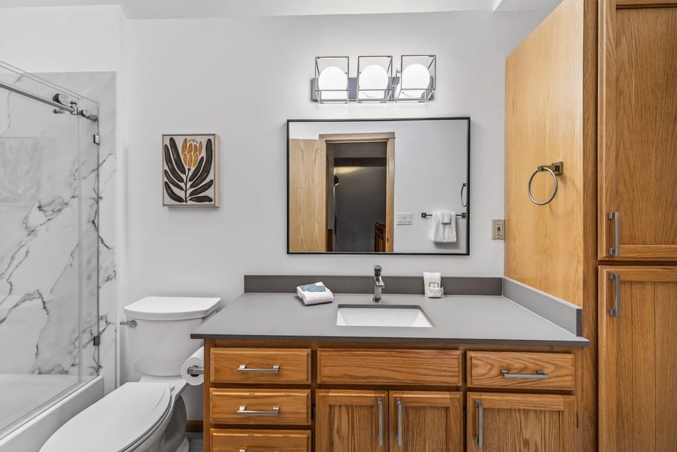 Sunriver Legacy- Upstairs Full Bathroom