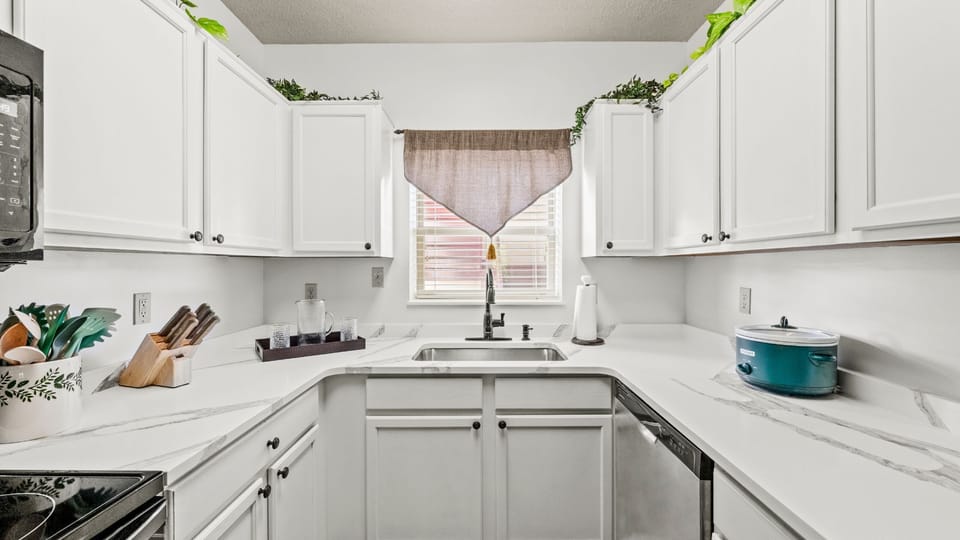 Cedar Lodge Three Bedroom Luxury Vacation Rental Sleeps 6 near D