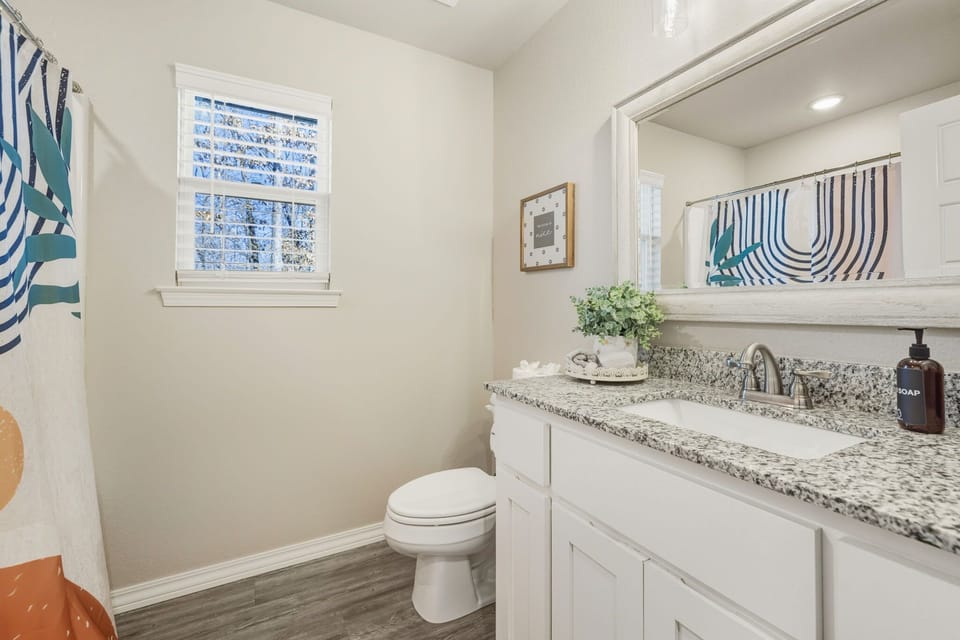A full bathroom in the hallway.