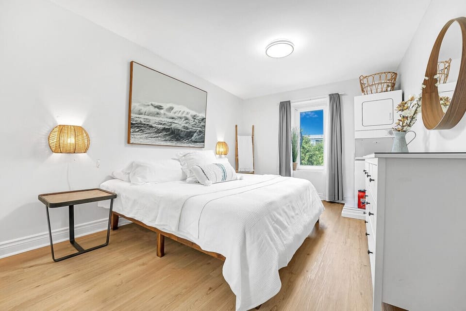 King sized master bedroom with an extra comfy high quality mattress