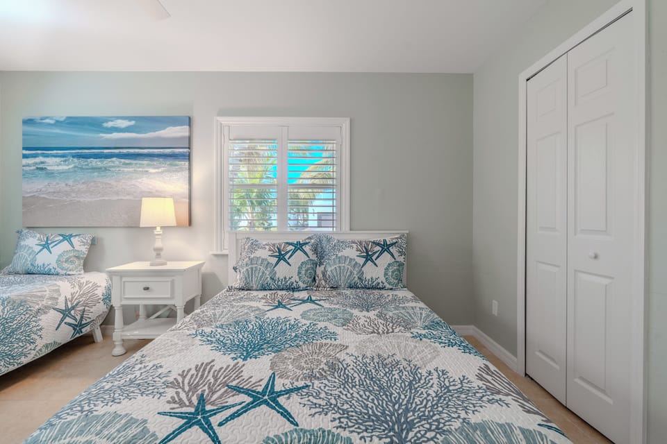 Queen bed.