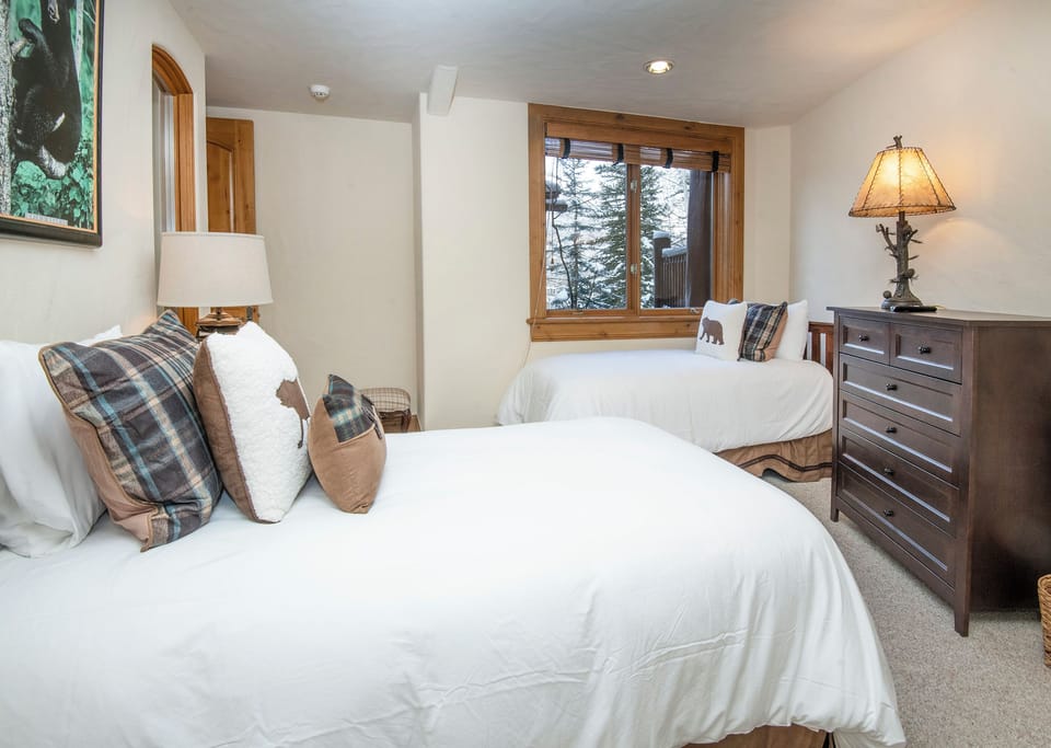 Bedroom #4 w/ 2 Twin Beds