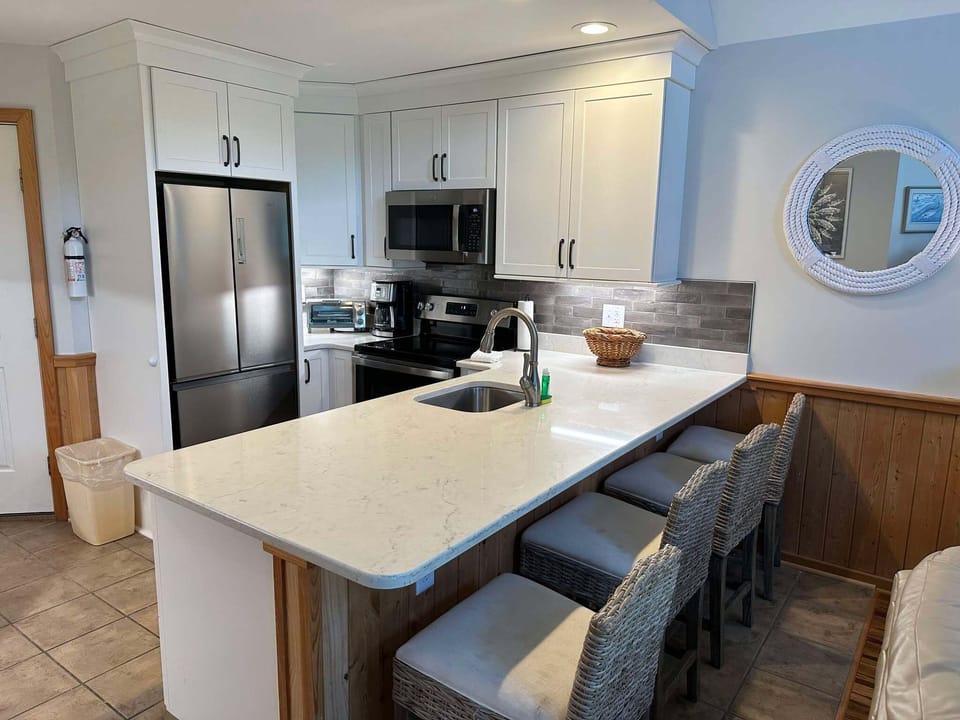 Kitchen & Breakfast Bar