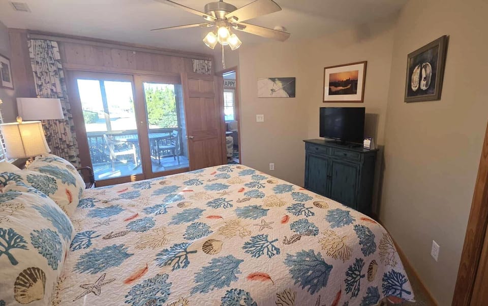 Bedroom (alternate view)